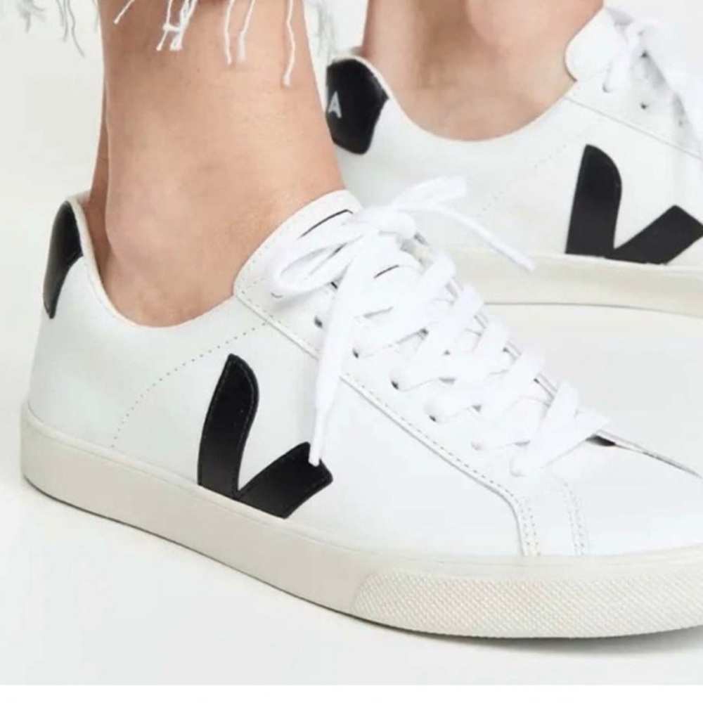 Veja White Leather Sneakers with Black V Logo 9 (40)